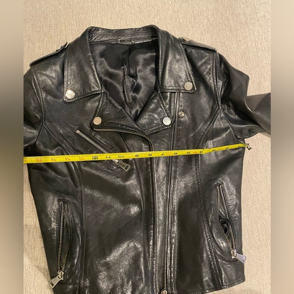 Short vintage leather jacket. Great condition. - Picture 6 of 7